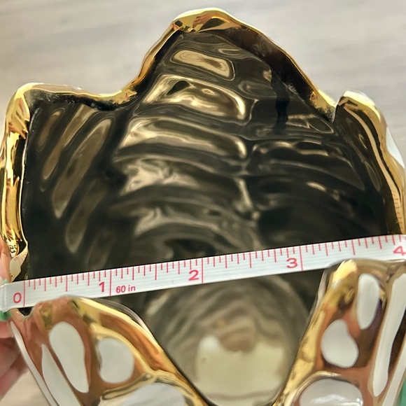 Gold and White Leaf Design Vase-Amazing Condition! - Picture 3 of 4
